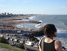 Maira observa praias de Mar Del Plata