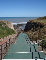 Escadaria que d acesso  praia de La Loberia, na Argentina