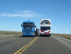 Caminhes e nibus na estrada para Comodoro Rivadavia, na Argentina