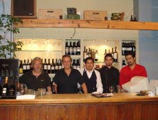Antonio Gomes (segundo da esq para dir) e equipe do restaurante El Viejo Molino