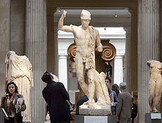 Visitantes observam peas gregas e romanas nas novas galerias do Metropolitan, em NY