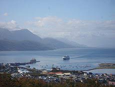 Navio de cruzeiro chega ao porto de Ushuaia, onde o casal encontrou outros brasileiros