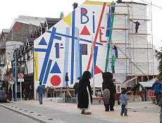 Casal flagra os preparativos para a primeira Bienal de Artes a ser realizada na cidade