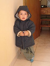 Augustinho, de 2 anos, preparado para passear no frio de Ushuaia