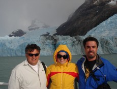 Brasileiros Mizael e Luiz Fernando, de Curitiba, com Maira em frente do Glacial Upsala