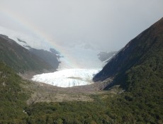 Paisagem com glacial seco no caminho para o glacial Upsala, em El Calafate