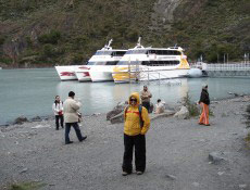 Catamarãs atracados na baía Onelli, no Parque Nacional Los Glaciares