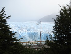 Paisagem de tirar o fôlego: bandeira da Argentina com Glacial Perito Moreno ao fundo