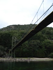 Ponte sobre o Lago Verde, dentro do Parque Nacional Los Alerces