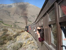 Em Esquel, um passeio no trem velho expresso patagônico, o La Trochita