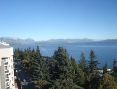 Café da manhã na localidade de Bariloche, com vista para o lago Nahuel Huapi