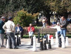 Na praça principal da cidade de Osorno, as pessoas jogam xadrez gigante