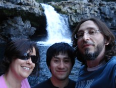 Maira, Marcos (guia) e Flávio na cachoeira La Leona, de rochas vulcânicas