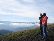 Marcelo Monroy e Maira observam a vista a caminho do topo do vulcão Choshuenco