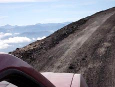 Estrada de rocha vulcânica que dá acesso ao topo do vulcão Choshuenco, no Chile