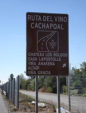 Na estrada para Santiago, diversas placas indicam os vinhedos