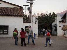 Passeio no Centro Artesanal de Los Domínicos, na cidade de Santiago, Chile