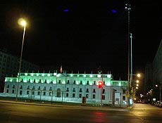 Palácio de La Moneda iluminado e poético à noite, na cidade de Santiago