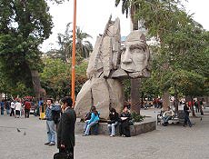 Monumento em homenagem aos índios na Plaza de Armas, na cidade de Santiago