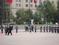 Cerimônia no Palácio de La Moneda para Bachelet (ao centro de preto), em Santiago