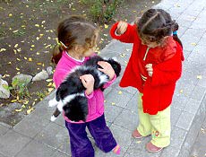 Leonor, com gato no colo, e uma colega da escola Casa del Primer Septenio Ayvueré