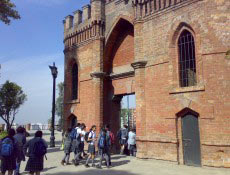 Estudantes visitam em grupo o Cerro Santa Lucia, na cidade de Santiago (Chile)