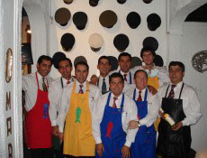 Equipe do restaurante Aqui está Coco, um dos melhores da cidade de Santiago