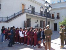 Estudantes realizam visita ao Palácio de La Moneda, em Santiago, capital do Chile