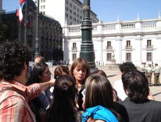 Jacqueline Van Rysselberghe, prefeita de Concepción, dá entrevista em frente ao palácio