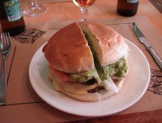 X-salada com guacamole da tradicional lanchonete Tip Tap, na cidade de Santiago