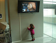 Leonor assiste a vídeo sobre artesanato no Centro Cultural Palácio de La Moneda