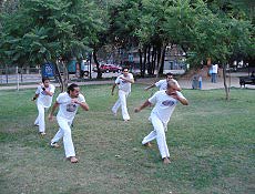 Badogue, contra-mestre de capoeira, treina com seus alunos na cidade de Santiago