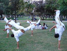 Grupo de capoeira do contra-mestre Badogue atrai atenção do público em Santiago