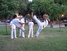 Contra-Mestre Badogue joga capoeira em frente ao Café Literário, na cidade de Santiago