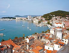 Centro histrico e orla da cidade de Split vistos a partir do campanrio da catedral St. Lucy