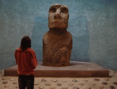 No Museu Arqueolgico, Flvio observa um moai originrio da lendria ilha de Pscoa