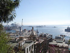 Vista que se tem do porto de Valparaíso a partir do Cerro Concepción, no Chile 