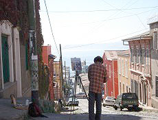 Pintor retratando ladeiras que ligam a parte baixa e a parte alta de Valparaíso