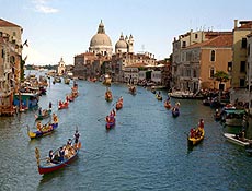 Gndolas em regata no Grande Canal, como descrito no livro "Venice", de Jan Morris