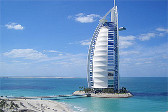 Hotel Burj Al Arab em Dubai; o antigo e o moderno convivem pacificamente na cidade considerada a Hong Kong do Oriente Médio