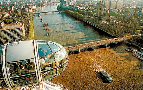 Uma das 32 cabines envidraadas da London Eye passa sobre o rio Tmisa, que corta a capital inglesa