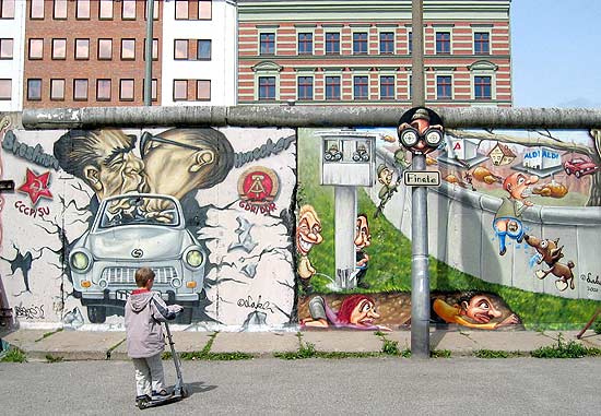 Trecho do Muro de Berlim grafitado; histria recente marca paisagem berlinense