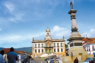 Praça Tiradentes e Museu da Inconfidência fazem parte do conjunto arquitetônico da cidade histórica mineira