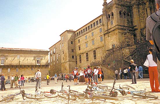 Peregrinação termina em catedral de Santiago de Compostela; manuscrito é datado do século 12 