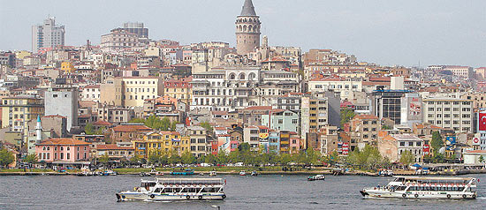 s margens do Bsforo, skyline de Istambul mostra torre Galata (ao fundo) e a tpica mistura de arquiteturas