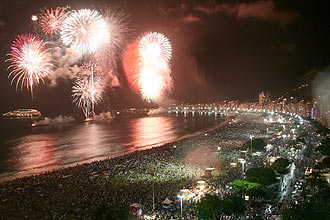 Neste ano, queima de fogos deve durar 16 minutos, com o uso de 22 mil bombas; acima, festa em Copacabana na chegada de 2007
