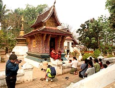 Turistas diante de templo em Luang Prabang