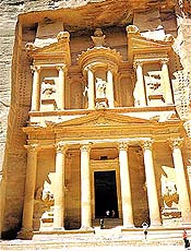 Petra concentra templos esculpidos em pedra espalhados por vielas