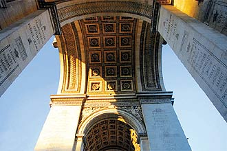 Vista sob o Arco do Triunfo parisiense, que alude s vitrias da Frana; conjuntura explica atrao que cidade exerce