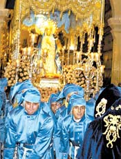 Membros da confraria Paso Azul levam a imagem da Virgen de los Dolorem em procisso